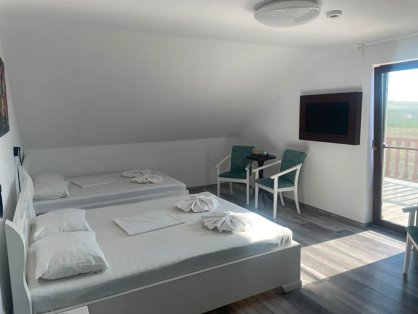 Cameră cvadruplă cu balcon