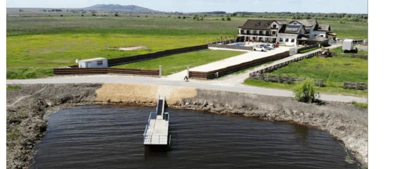 Pensiunea, văzută dinspre lac